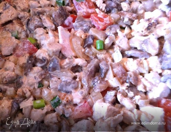 Готовим начинку: обжарить лук, добавить курочку и грибы, потушить до готовности. Затем смешать со сметаной и добавить лук