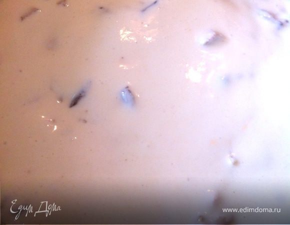 Выливаем половину теста в форму, ставим на 5 минут в духовку, предварительно разогретую до 180 градусов. Затем выкладываем начинку и заливаем оставшимся тестом