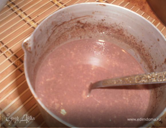 Нагреваем молоко и растапливаем в нем шоколад, добавляем ванилин.