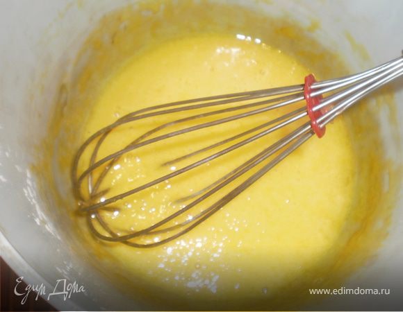 Отделяем желтки от белков. Желтки взбиваем с сахарной пудрой.
