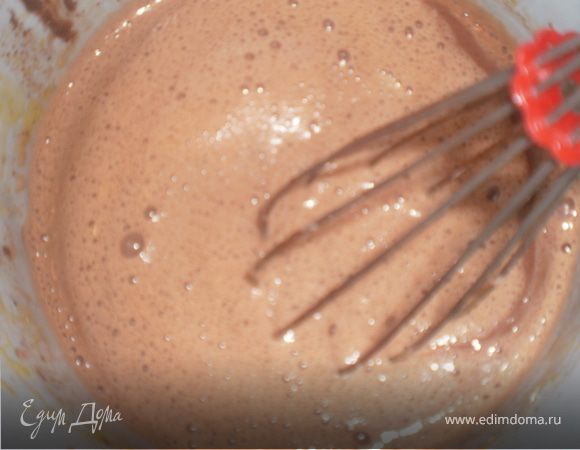 К желткам небольшими порциями добавляем молочно-шоколадную смесь, не переставая взбивать.