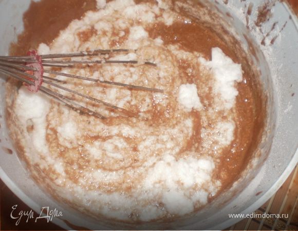 Аккуратно соединяем белки с остальным тестом (вертикальными помешиваниями, чтобы не вышел воздух).