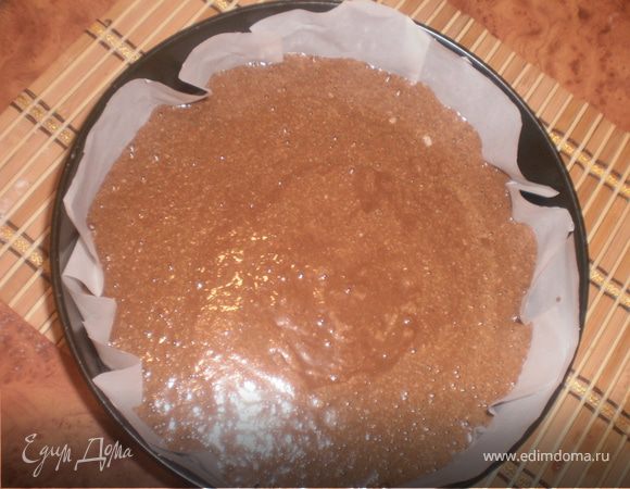 Форму выстилаем бумагой для выпечки. Выливам тесто.