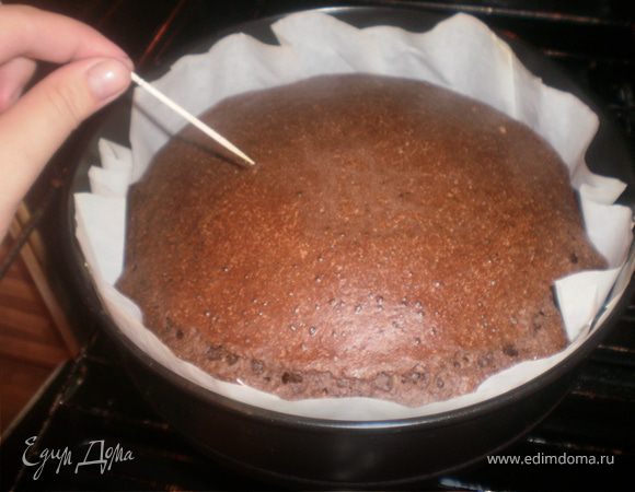 Выпекаем при t 200-250 до готовности (примерно полчаса). Проверяем зубочисткой. Готовый корж оставить остывать в открытой духовке.