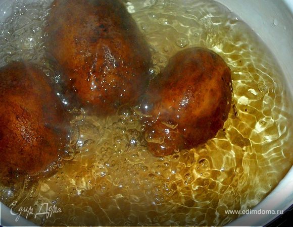 Картофель вымыть и отварить в мундире до полуготовности. 