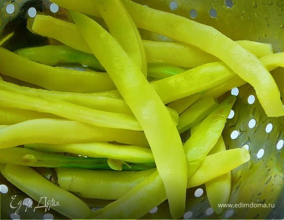 Спаржевую фосоль в стручках вымыть,обсушить.Удалить плодоножку и волокна соеденяющие створки стручка.Бланшировать фасоль в подсоленной кипящей воде около 3 минут.Затем слить воду,обдать холодной водой,дать воде стечь.