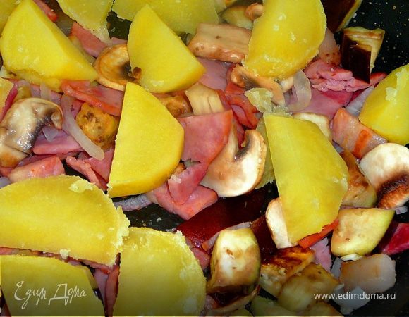 На сковороду на которой жариться бекон,добавить фасоль в стручках,положить картофель и залить все это яичной смесью.Лопаткой чуть перемешать.