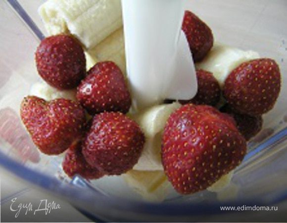 Бананы и клубнику выложить в чашу блендера,