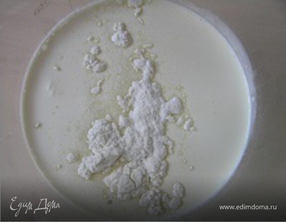 В охлажденные сливки добавить сахарную пудру,