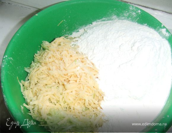 Берем кабачки, моем, но кожуру не снимаем. Натереть на крупной терке. Добавит муку, , разрыхлитель, тертый сыр. все перемешиваем. Добавляем  яйца, сахар, соль, масло и молоко, и снова все перемешиваем.Тесто по консистенции должно получиться густое. 