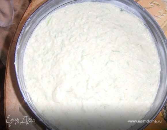 Берем форму,и смазываем ее маслом, аккуратно выложить тесто, разровнять. 