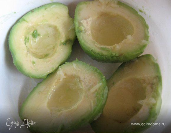 Авокадо разрезать на половинки,вынуть косточку,очистить от кожуры,сбрызнуть лимонным соком