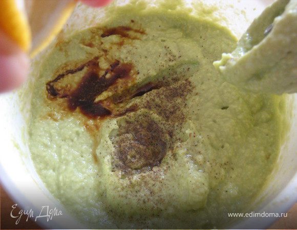 3 огурца очистить от кожуры,нарезать произвольно.Авокадо,огурец,лимонный сок,соевый соус,оливковое масло(или подсолнечное)бальзамический уксус 