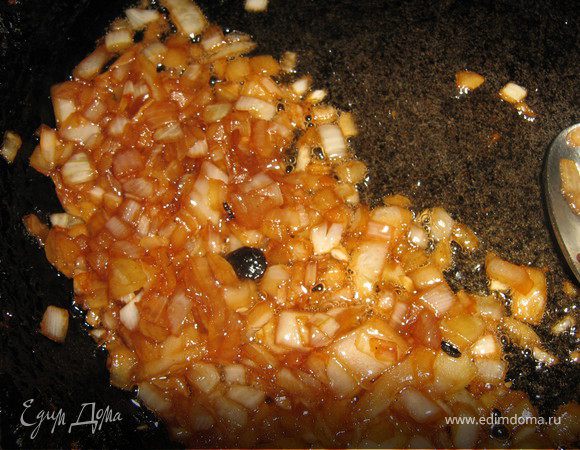 Лук очистить,мелко нарезать.Разогреть в сковороде оливковое масло,положить лук и тимьян и жарить,периодически помешивая до карамельного цвета 20-25 мин.Добавить бальзимический уксус и соевый соус, держать на огне, периодически помешивая, пока жидкость практически полностью не испарится, около 10-12 минут. Снять лук с огня и дать остыть.