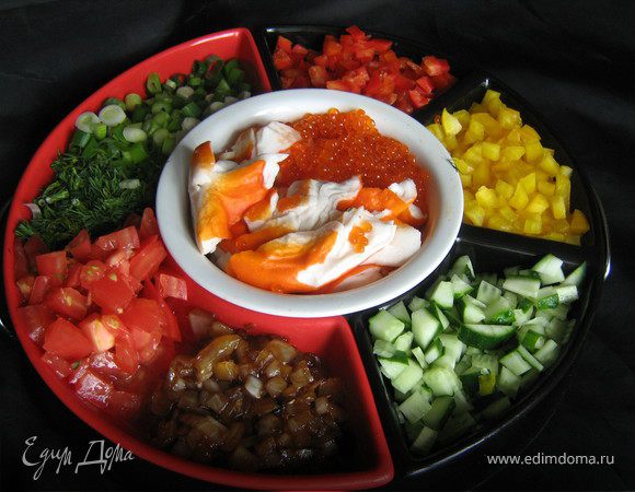 .Мелкими кубиками нарезаем перцы,помидоры и огурцы,шинкуем зелень,"крабовое" мясо или креветки разбираем на кусочки