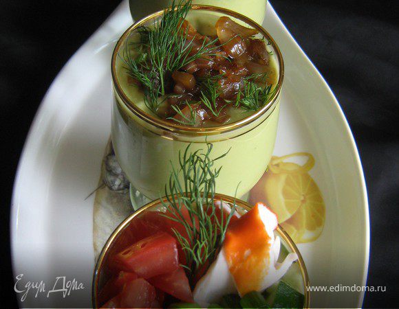 Охлаждённый суп-пюре разлить по бокалам или тарелкам и каждому положить то,что он любит.Приятного аппетита!Я сделала так: в первый бокал с супом положила перец,зелень,красную икру и огурец,во второй: помидоры,зелень,крабовое мясо,перец,на а в третий карамелизированный лук и зелень.В общем можно фантазировать.Суп нужно обязательно охладить.если хотите увеличить порции,то нужно будет ещё пару авокадо.Вкусно,легко и по летнему свежо! Приятного аппетита!