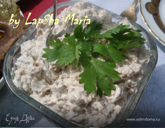 Соус очень прост: Смешаем сметану, майонез и чеснок (выдавленный через чеснокодавку), добавим красного перца. Смешаем все с порезанным мясом и дадим обязательно настояться, чтобы чеснок отдал весь вкус и запах мясу и соусу. Украсить травами или даже добавить очень мелко порубленные (петрушка, кинза, укроп) и приятного аппетита! 