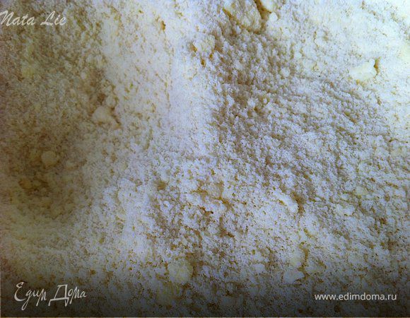 В большую миску просеять муку, всыпать сахарную пудру, соль, добавить порезанное на кусочки холодное масло. Смешать до образования мелкой крошки