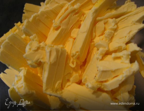 Замороженное масло натереть на терке. Добавить немного шоколадной крошки.