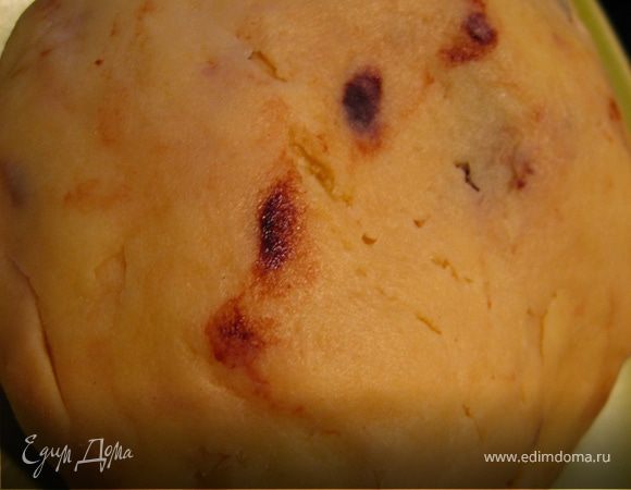 Из муки масла и желтков замесить тесто, скатать в шар, положить в холодильник на 20 мин.