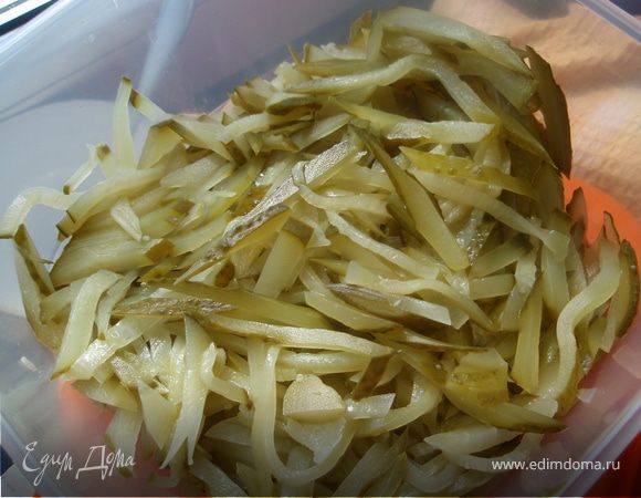Лук нарезать полукольцами, для любителей пикантного привкуса лука, для тех кто не особо любит можно нашинковать мелко (чтобы на зубок не попадались но вкус чувствовался). Огурчики нарезать соломкой.