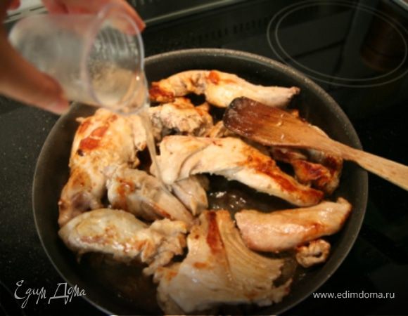 Кролика разрезать на большие куски и обжарить в 2 ст. л. масла до румяной корочки,приблизительно 8 мин с каждой стороны.Уменьшить огонь,влить вино и готовить,изредко переворачивая,пока не выпарится полностью жидкость.Переложить кролика на блюдо.