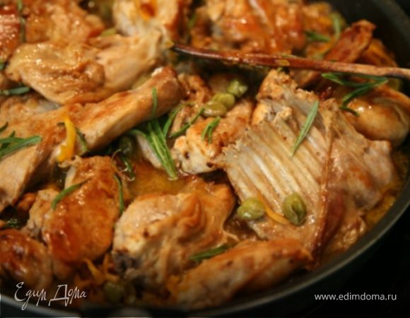 Добавить куски кролика,каперсы и листки розмарина.Влить 1 стакан воды и готовить на небольшом огне 15 мин.