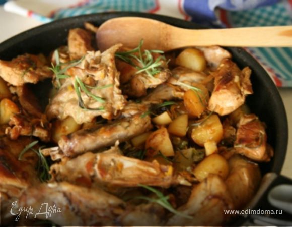 Далее добавить картофель и чеснок,приправить солью и перцем.Готовить под крышкой на небольшом огне,при необходимости подливать горячую воду, 45 мин.За 10 минут до готовности добавить лавровый лист.Перед подачей посыпать листочками розмарина.