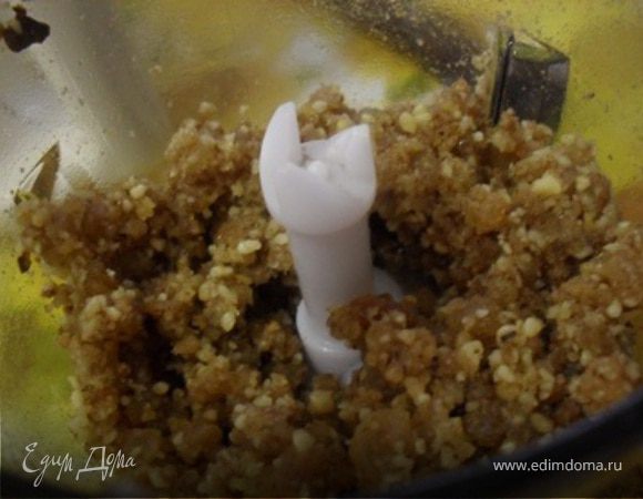 Изюм и орех измельчить в блендере.