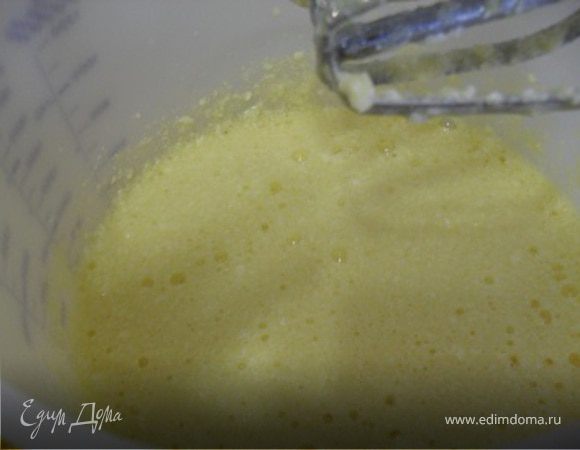 Размягченный маргарин взбить с сахаром, добавить яйца,соль,соду.