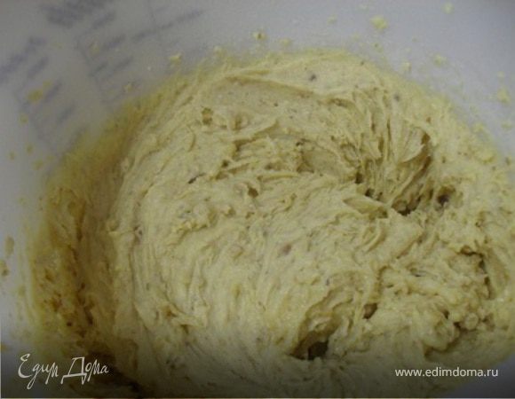 Затем в тесто добавить изюм,орех и муку, взбить до однородного состояния.