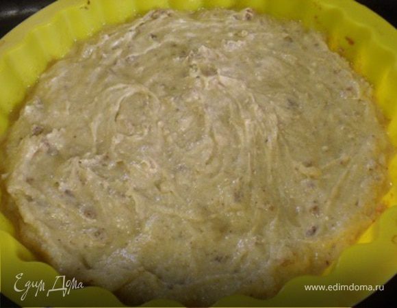 Форму (d=23см.) смазать маслом, выложить 1/3 теста,выпекать при 200*С до золотистого цвета.(во время выпекания духовку не открывать).Выпечь 3 коржа, дать остыть.