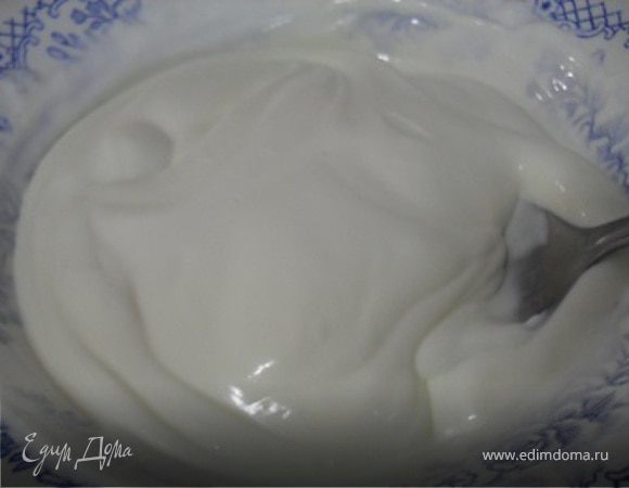 Для крема смешать сахар,сметану и ванилин.Для пропитки подогреть на плите воду с сахаром, когда чуть-чуть остынет, добавить коньяк.