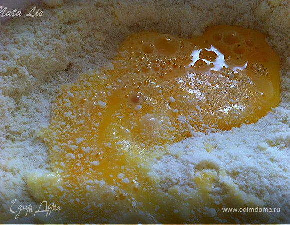 Добавить молоко (или воду или сливки), ванильный экстракт, размешанное яйцо и перемешать до образования липкой массы