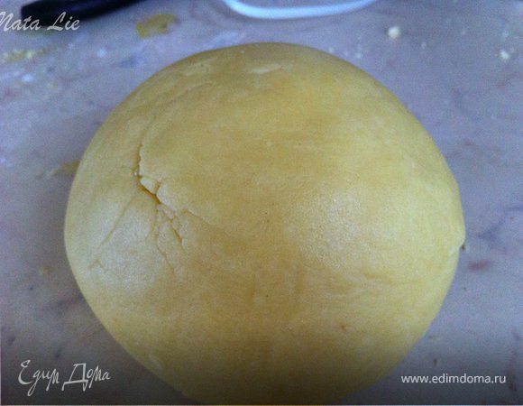 Руками или лопаткой замесить тесто. Укутать пищевой пленкой и отправить на 2 часа в холодильник