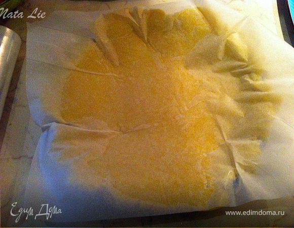 Достать тесто из холодильника. Разкатать его на бумаге для выпечки, посыпанной мукой толщина 1/2 см. Перенести на этой бумаге, скрутив на скалку и перевернуть тестом вниз на силиконовую форму. d=20см. Я просто поставила форму на тесто и перевернула ее, перевернув тесто вместе с бумагой.