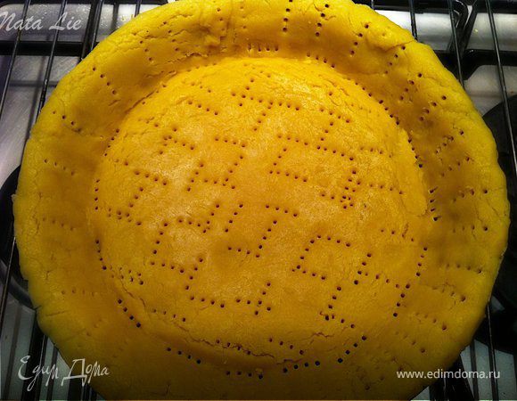 духовку разогреть до 180С. Тесто разровнять по форме. Обрезать лишние края. Тесто проколоть вилкой в нескольких местах. Убрать в морозильник на 10 минут.