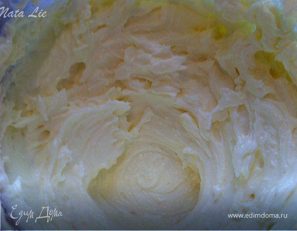 Творог взбить со сметаной до пышной массы, можно добавить несколько ст л сахара, для сладкости.