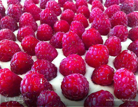 Выложить сверху на корж. Украсить малиной