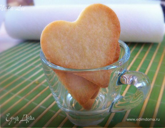 А из лишнего теста получились вот такие печенья к кофе/чаю:)