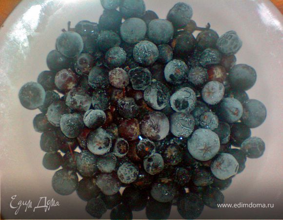 чёрную смородину вымыть и освободить от хвостиков