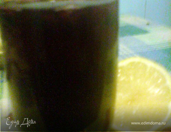 в закипевшую воду с ягодами высыпать сахар и добавить лимон,довести до кипения и выключить огонь,дать настояться и остыть.