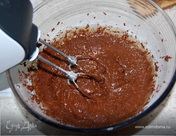 Шоколад и масло растопить на водяной бане. Яйца взбить. Смешать шоколадную смесь, яйца, сахар, муку, разрыхлитель, соль...