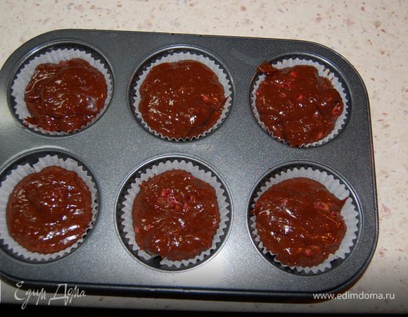Разложить по формочкам (лучше бумажные или силиконовые). Выпекать при 180°С 20мин.