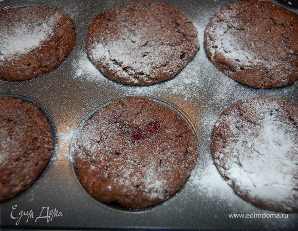 Готовые кексы посыпать сахарной пудрой.