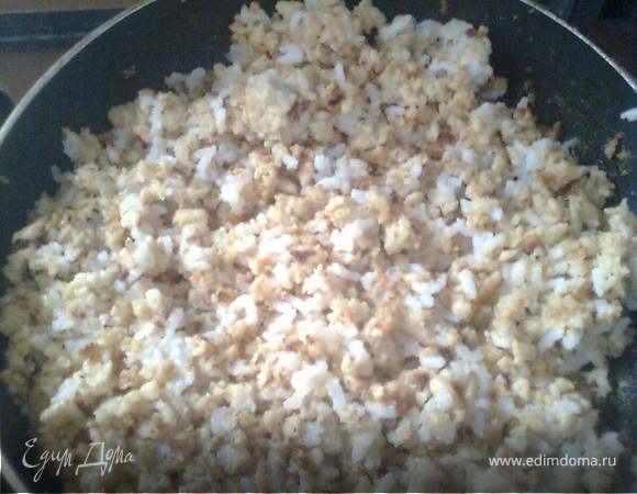 пропускаем через мясорубку куриное мясо с луком,жарим его, отдельно варим рис и добавляем в готовый фарш,немного зелени