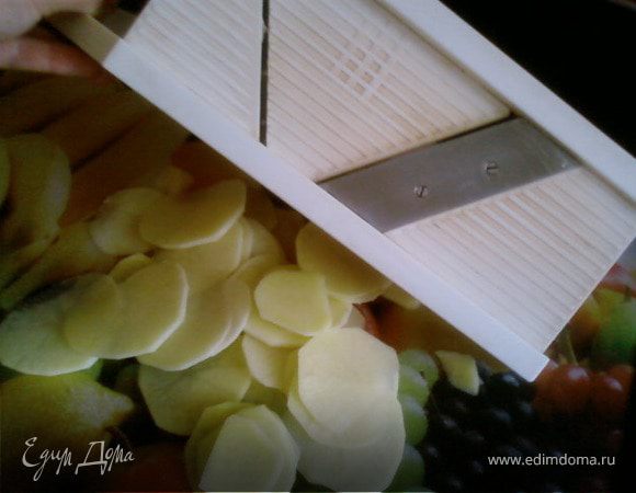 Картофель и морковь нарезать кружочками,толщиной не более 3мм.
Шампиньоны нарезать пластами,такой же толщины.