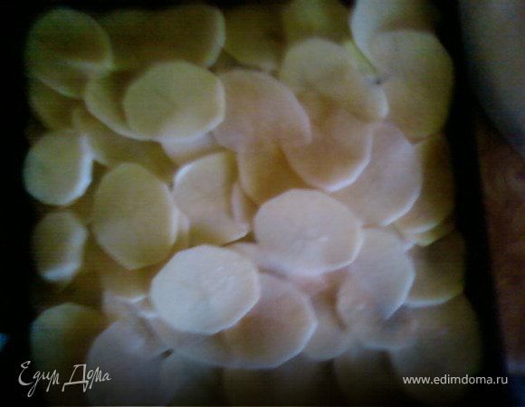 Противень смазать подсолнечным маслом.На противень слоями укладываем картофель, морковь, шампиньоны и так,пока не закончатся овощи.Каждый слой солим,перчим,поливаем сливками.