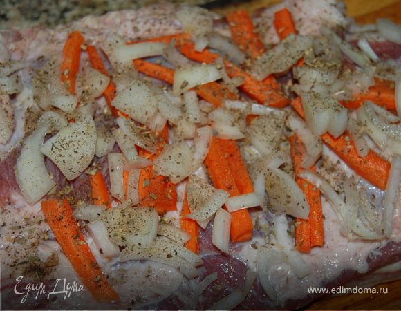 Морковку нашинковала длинными полосками, лук мелко. Все это уложила на нашу грудинку, засыпала солью и специями и свернула в рулет. Лучше связать ниткой.