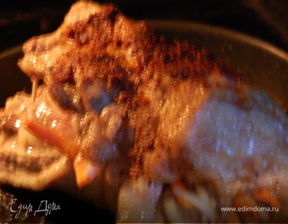 Снимаю фольгу минут через 30 -40, намазываю осторожно, чтоб не обжечься , аджикой. Оставляю без фольги. Пару раз переверну, чтоб равномерно запеклось .